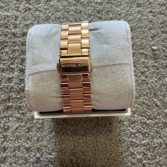 Michael Kors stainless steel watch in rose gold - Picture 2 of 6